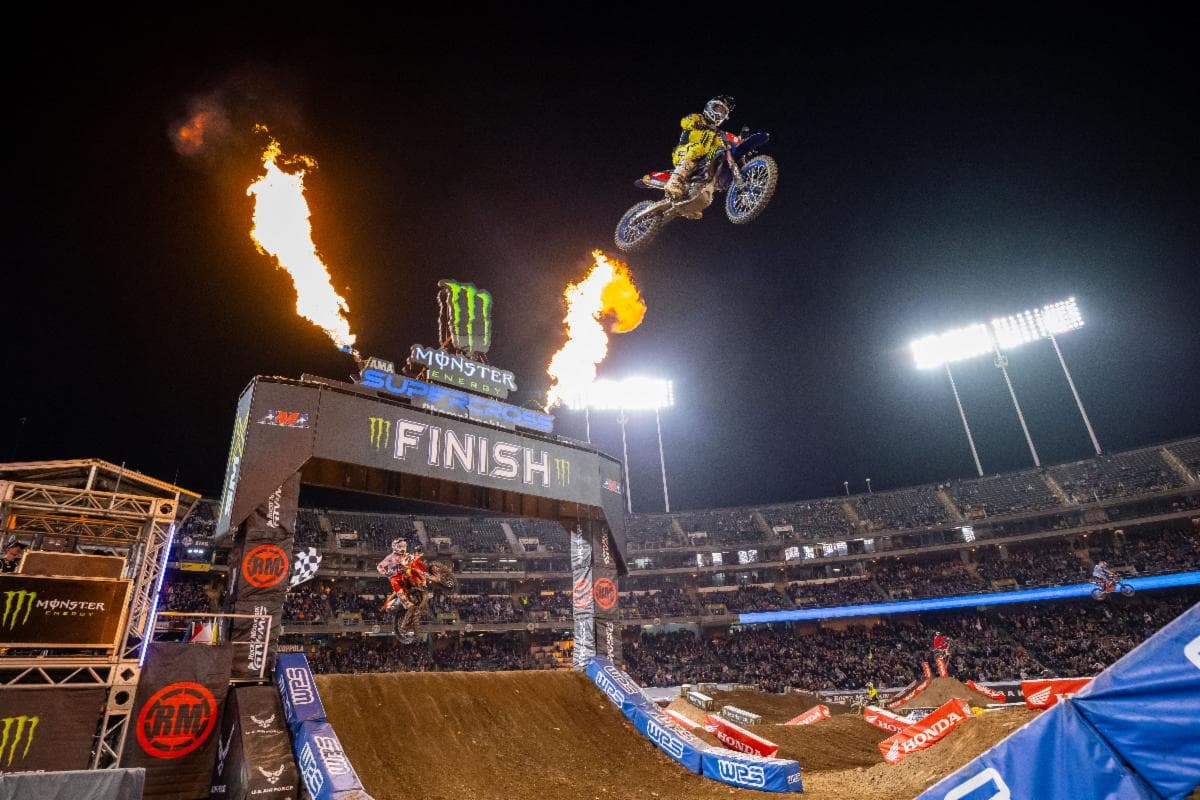 Tomac Wins Oakland Supercross by Less Than One Second